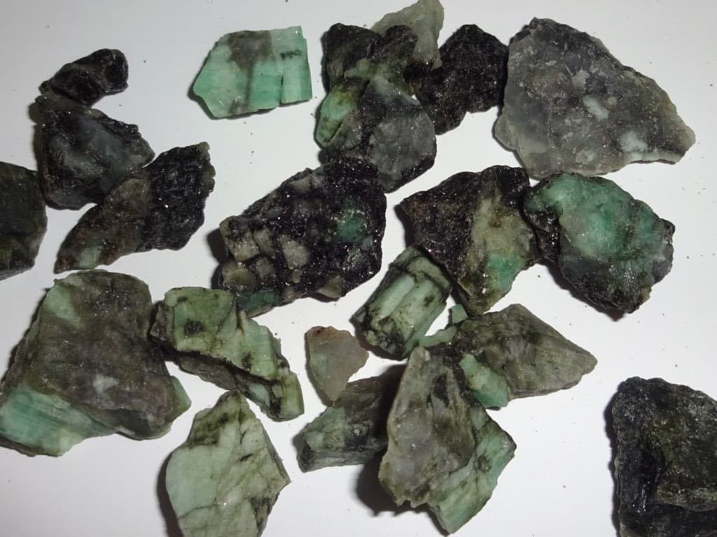 Raw Emerald (1/4 Pound) Premium Rough Crystal Healing Gemstone Stones Assorted Sized Pieces & Chips