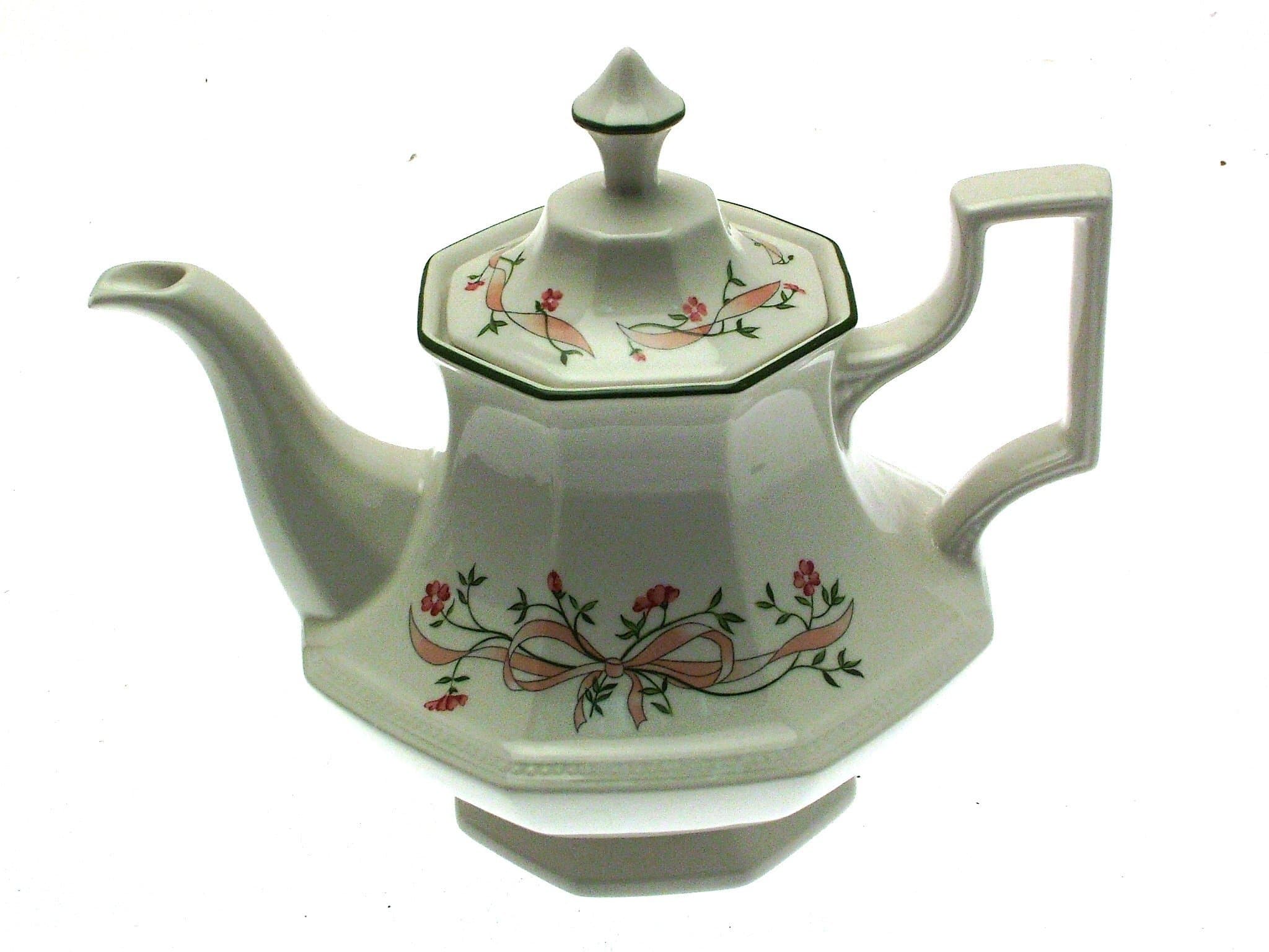 Eternal beau Johnson Brothers Teapot