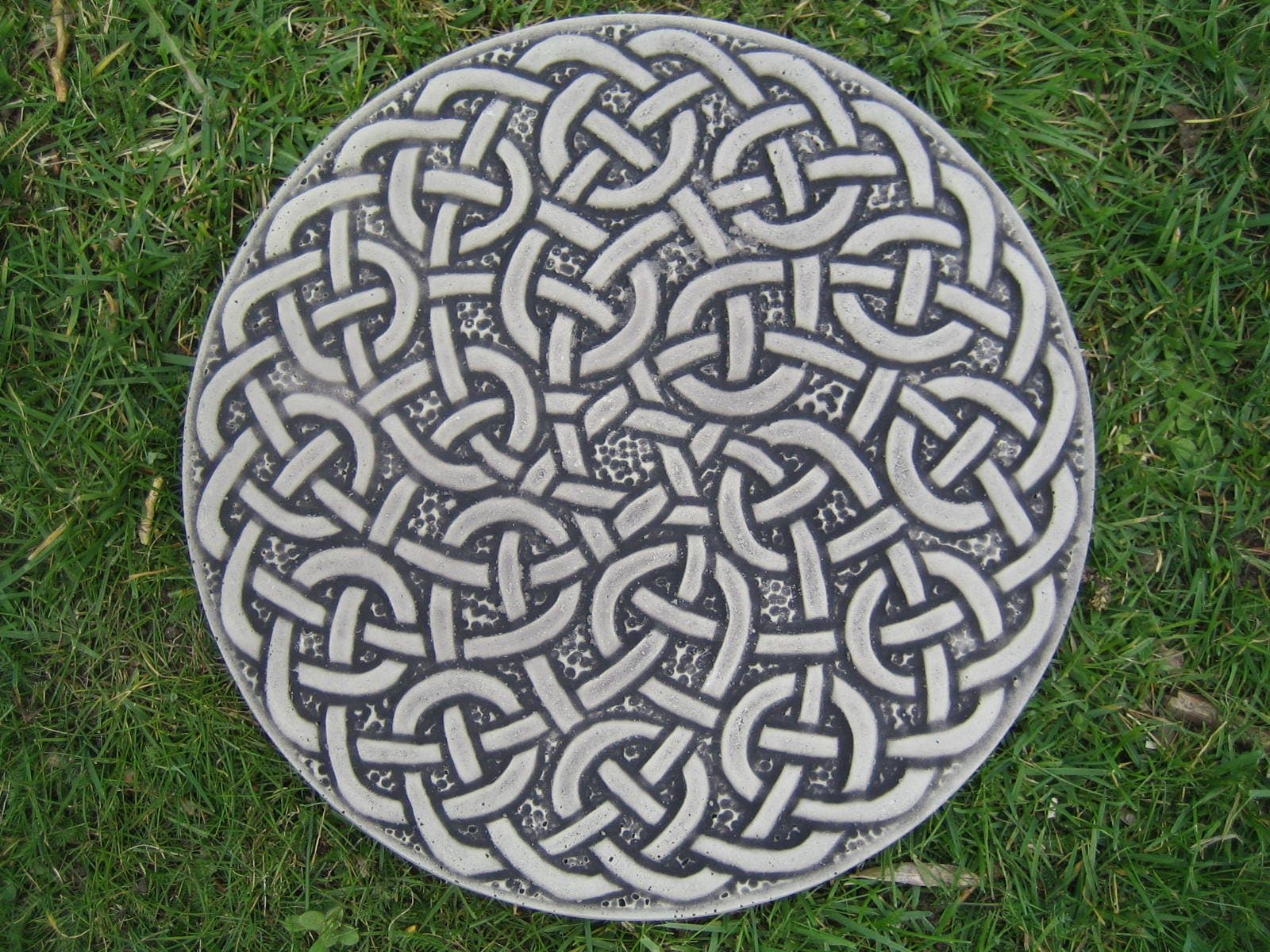 Celtic Infinity Knot Stepping Stone Garden Ornament – Circular Celtic Knot Garden Path Stone – Decorative Outdoor Garden Stepping Stone – Dia 27cm x H 3cm