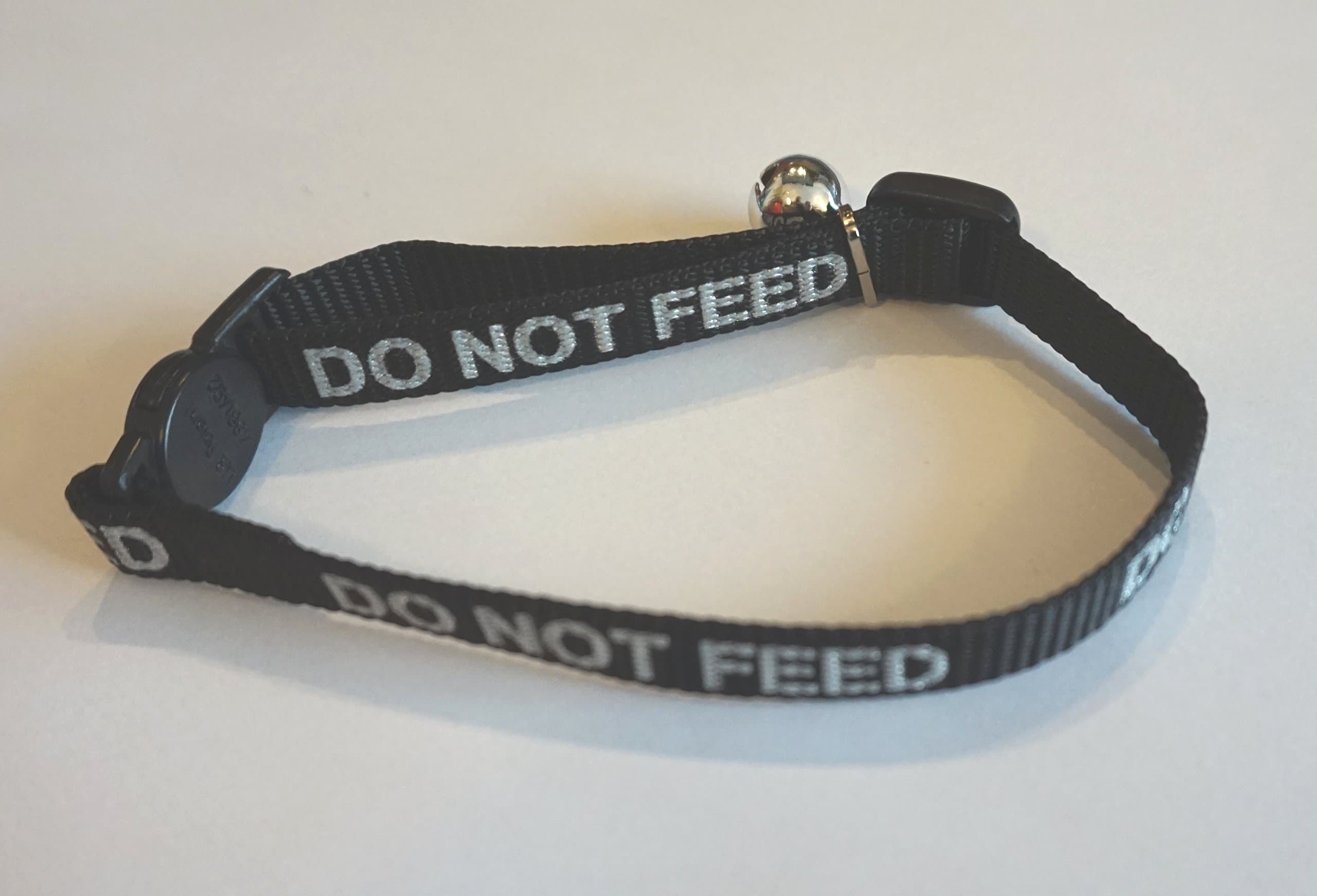 DO NOT FEED CAT COLLAR BLACK WITH REFLECTIVE WRITING BELL AND SAFETY RELEASE BUCKLE BY ANCOL
