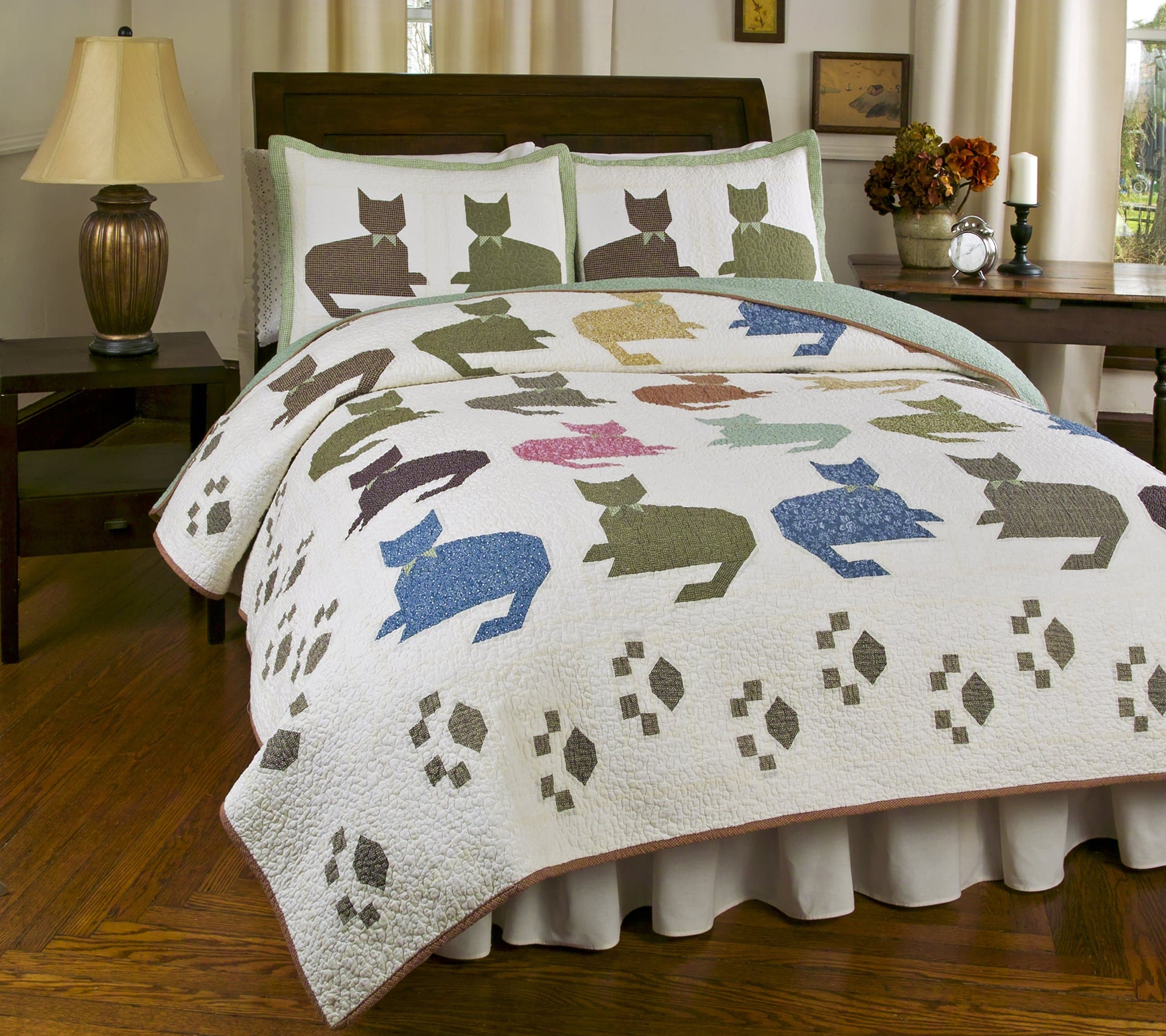 Meow Reversible Quilt Set, Traditional Patchwork-Style Cat Quilt, 3-Piece Set with Quilt and Pillow Shams - King