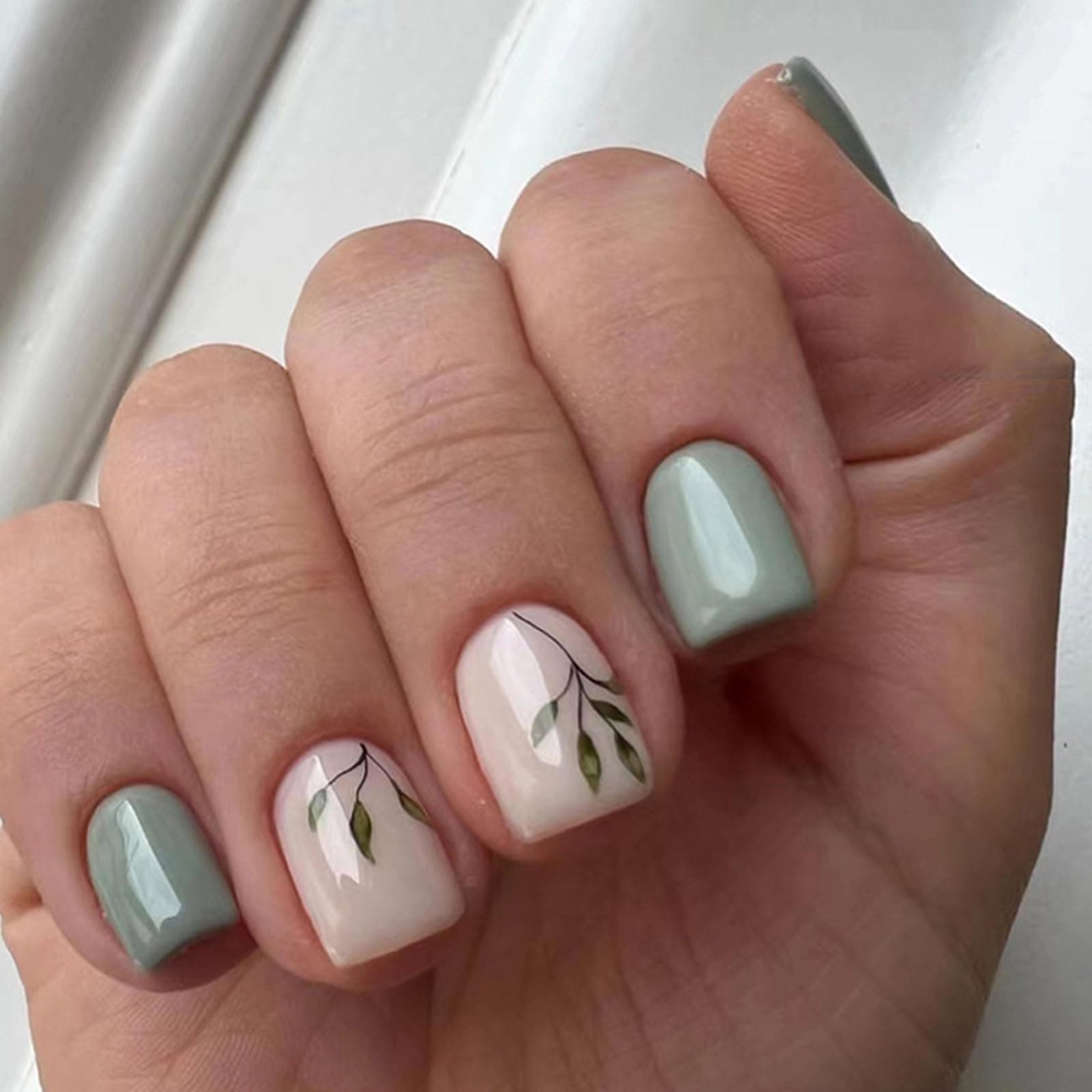 Ceboic 24Pcs Short Square False Nails Glossy French Tips Press on Green Fake with Elegant Leaves Designs Reusable Artificial Stick for Girls Nail Art Accessories, Gradient