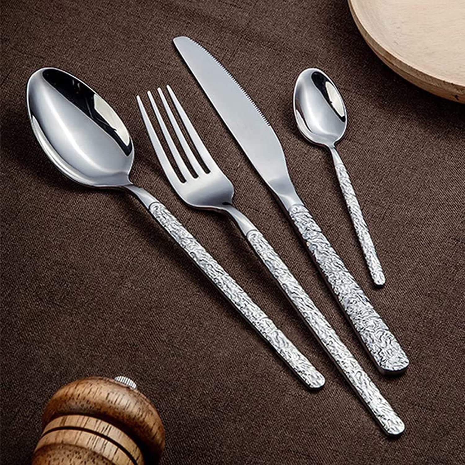 16-PIECE FLATWARE CUTLERY SET FOR 4 PEOPLE.
